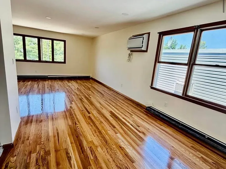 110 Humphrey Ave — Photo 1