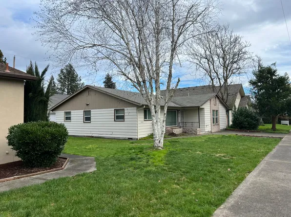 412 NW F St, Grants Pass, OR 97526