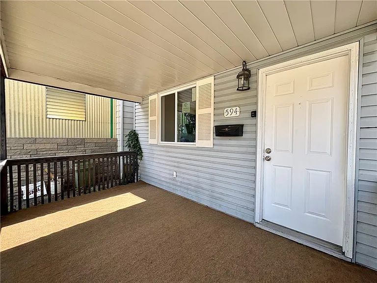 594 E Madison St — Photo 2