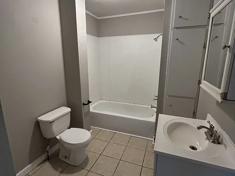 706 W Kansas St — Photo 5