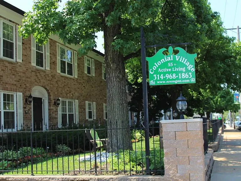 Colonial Village Apartments — Photo 15