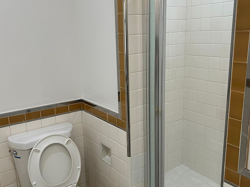 1st image of 703 S Wilton Pl