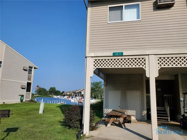 6268 N Harris Harbor Dr, Oak Harbor, OH 43449