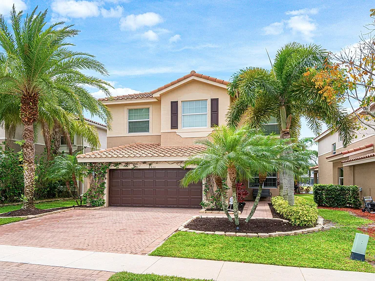 8300 Calabria Lakes Dr — Photo 2