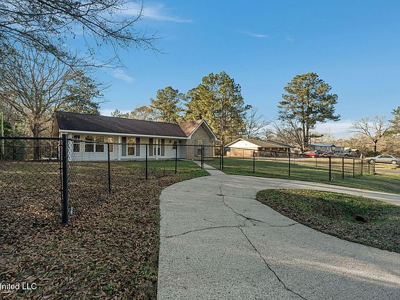 3rd image of 1013 Parker Rd