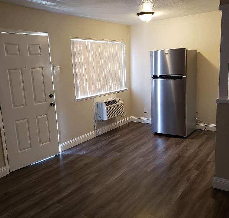 1st image of 162 College St #168a4a604
