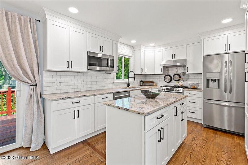 5th image of 212 Hillcrest Avenue