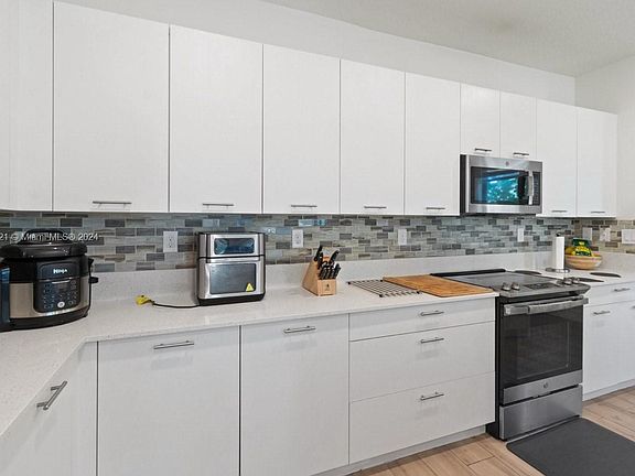 4th image of 8369 NW 43rd St
