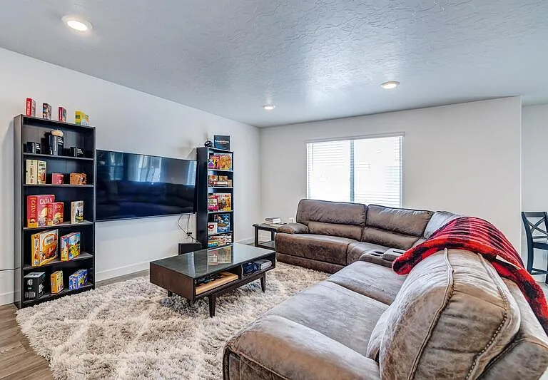 408 N Sea Chaser Ln #BASEMENT — Photo 5