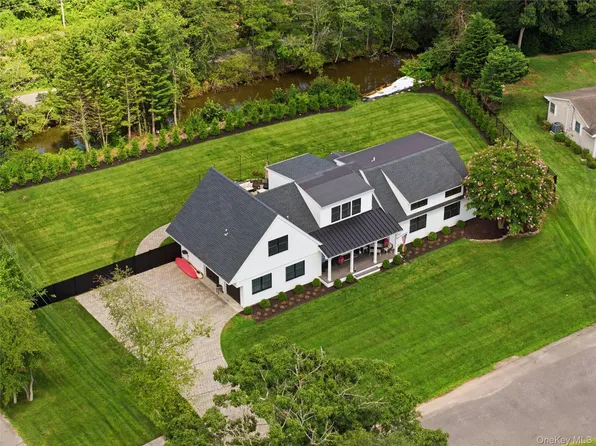 16 Twin River Dr., Oakdale, NY 11769