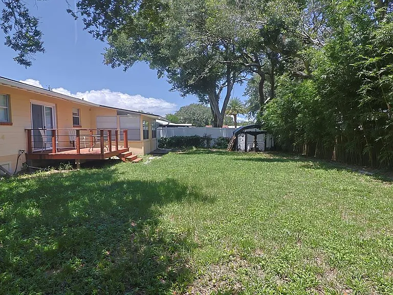 10 Barcelona Ave — Photo 33