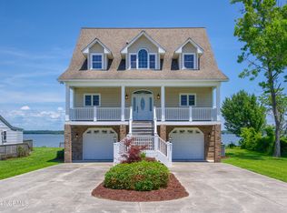 203 Riverside Dr, Sneads Ferry, NC 28460