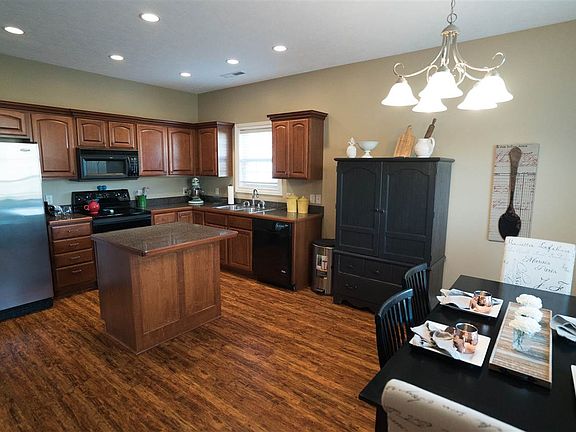 5th image of 806 Brownstone Way