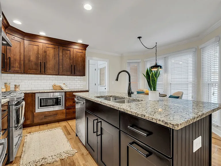 221 Adams Ct — Photo 14