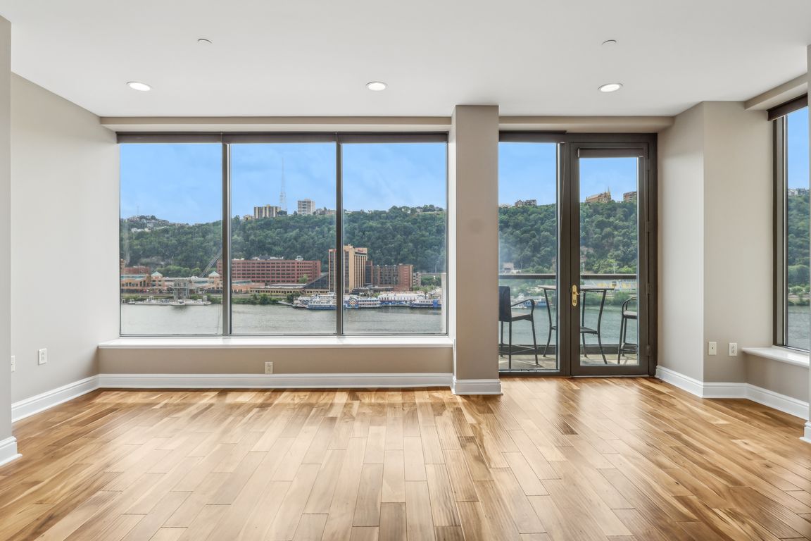 Fort Pitt Blvd 702-005.jpg