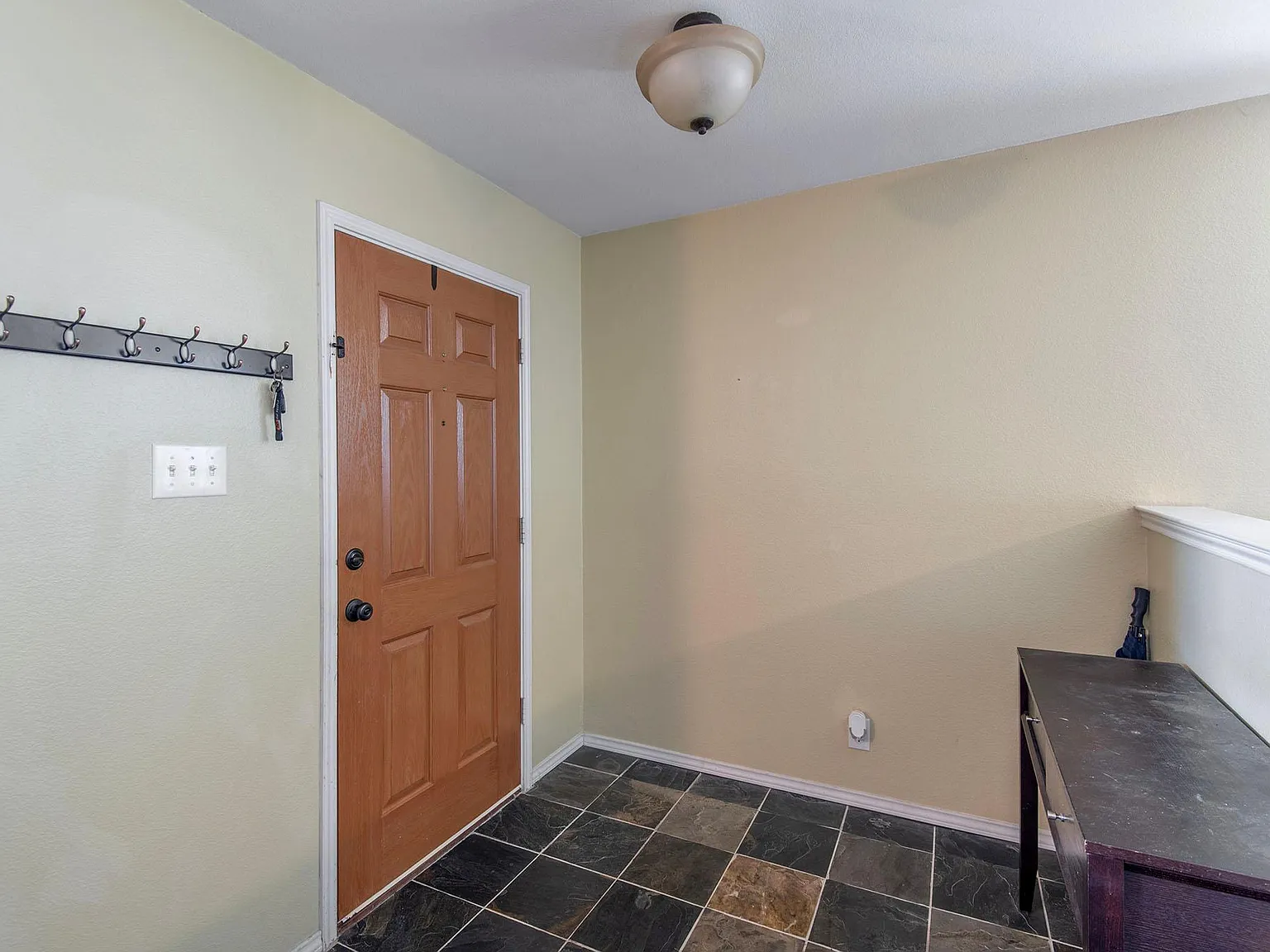 3 bed, 2038 sqft, $2,400 — Photo 2