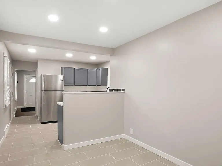 976 S 50th Ave — Photo 18