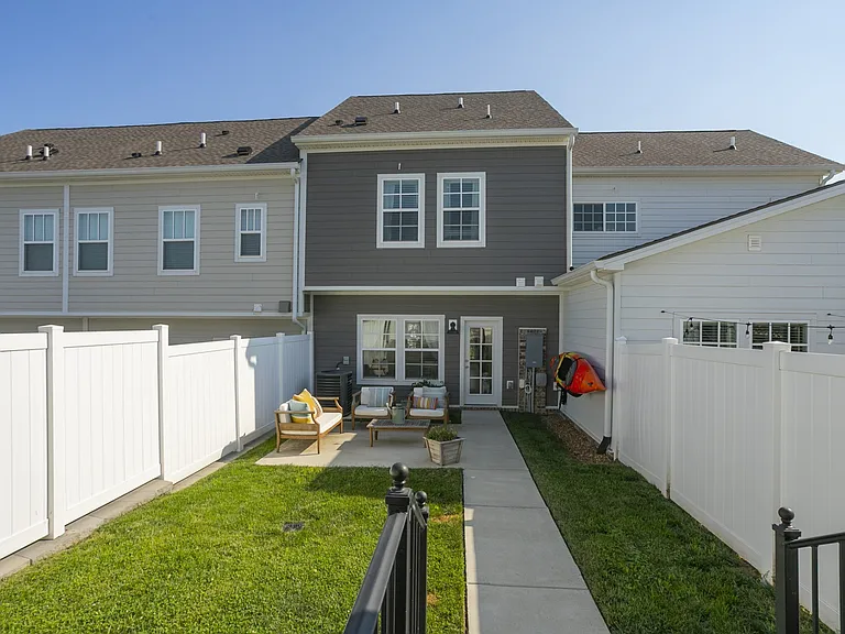 803 Goswell Dr — Photo 23