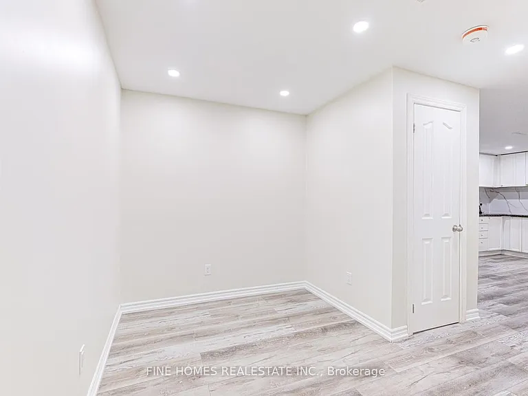28 Rockwood Cres #LOWER — Photo 7