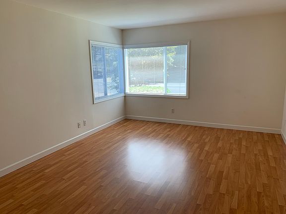 3rd image of 932 University Dr APT 1
