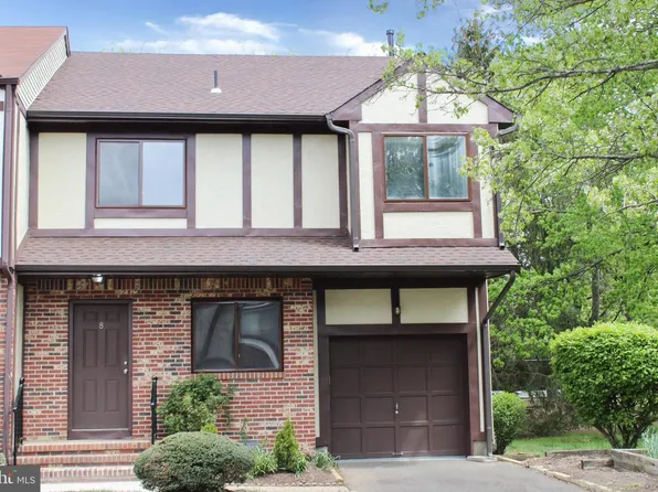 8 Essex Ln, Ewing, NJ 08628