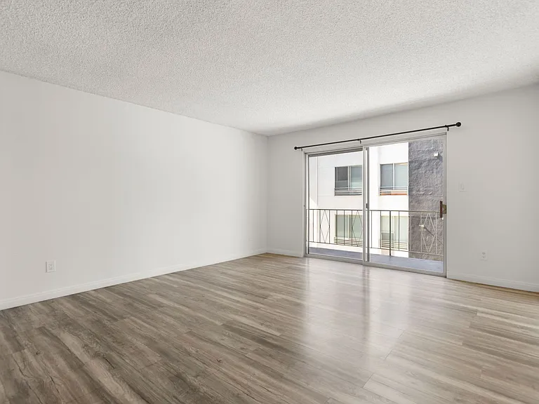 (El/Ti/Yo:B) 5139 White Oak Avenue — Photo 16