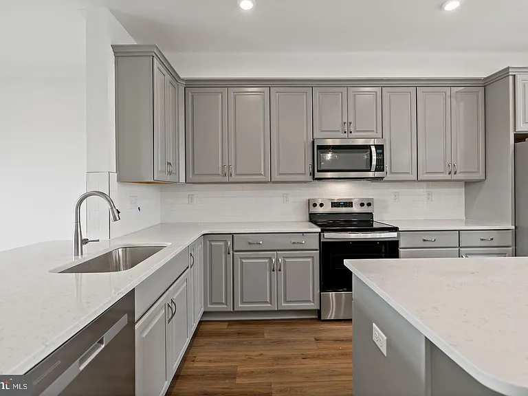 646 Hemsworth Ln — Photo 24