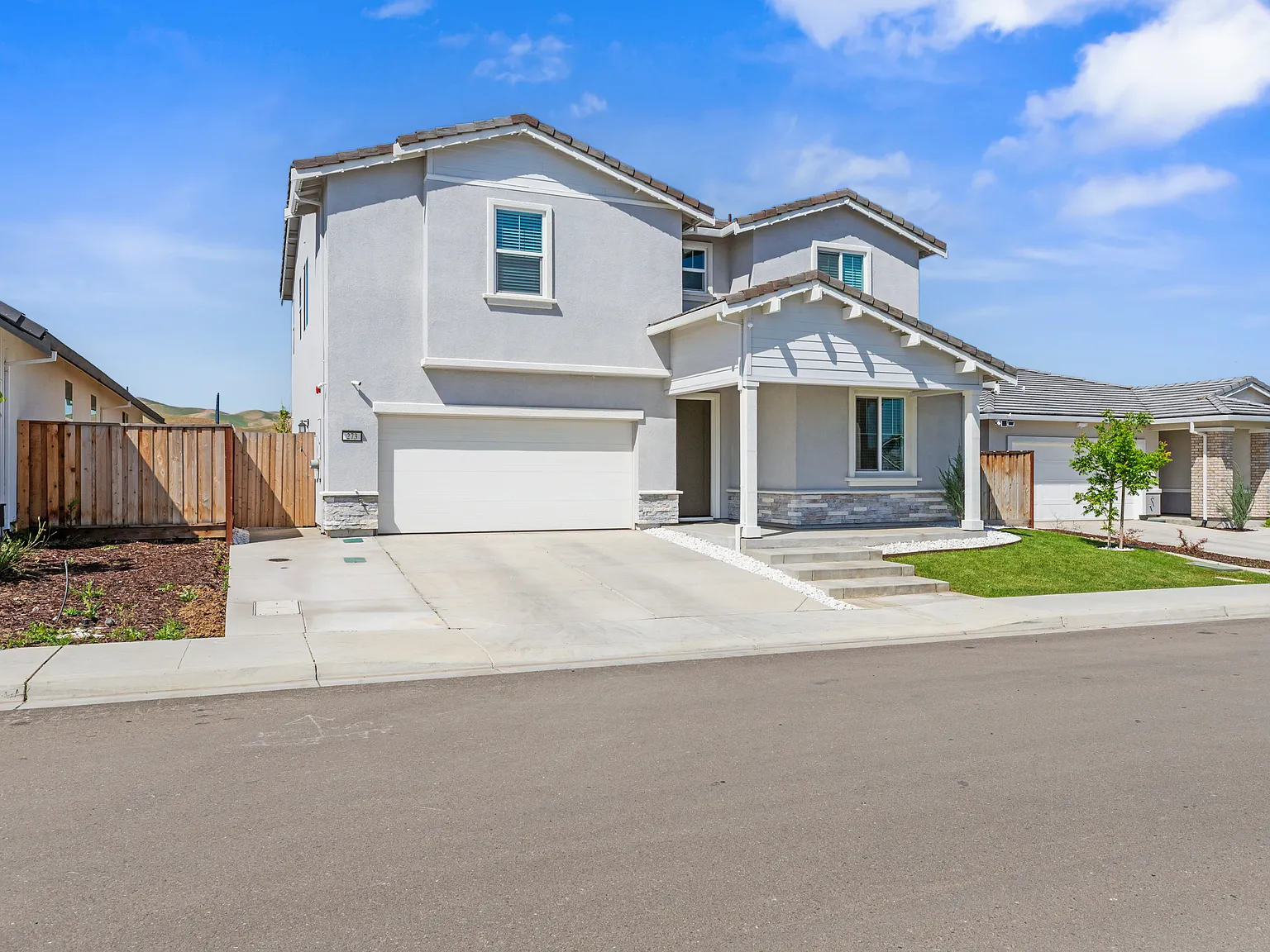 4 bed, 2449 sqft, $3,550 — Photo 2