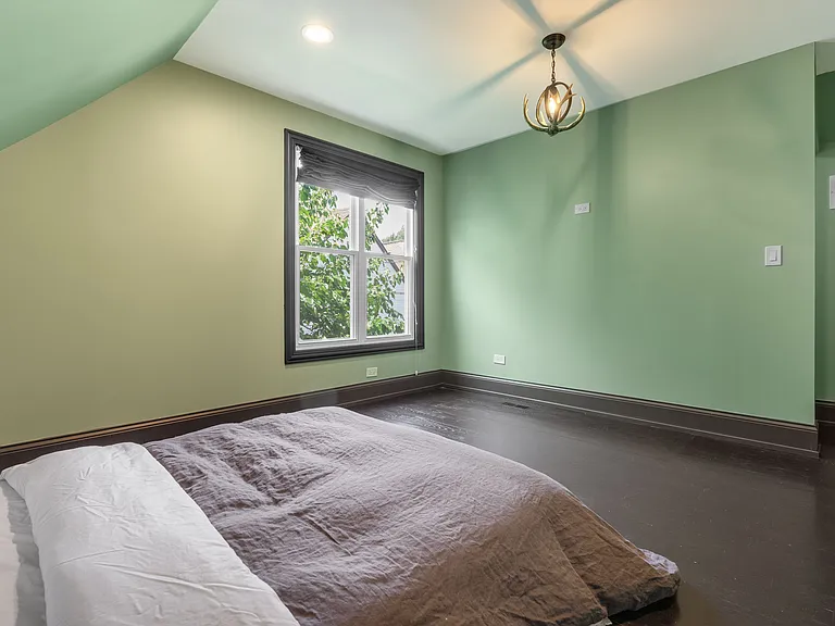 2823 N Albany Ave — Photo 15