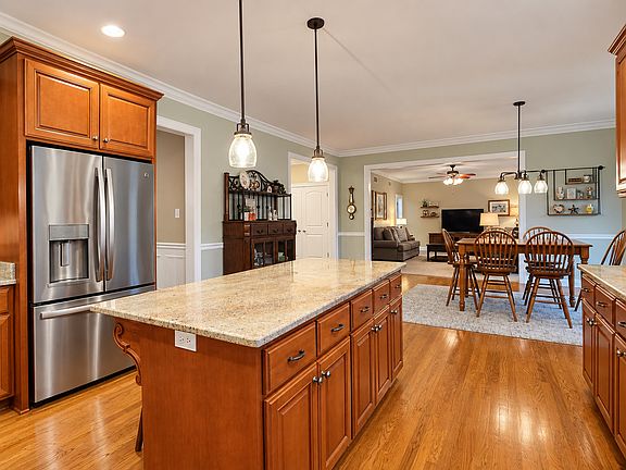 4th image of 2016 Edgeview Dr