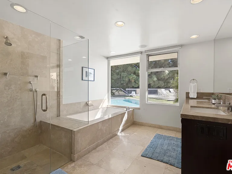 510 Leslie Ln — Photo 10
