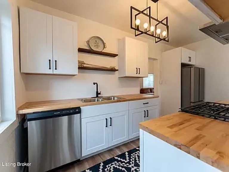2145 Gladstone Ave — Photo 17