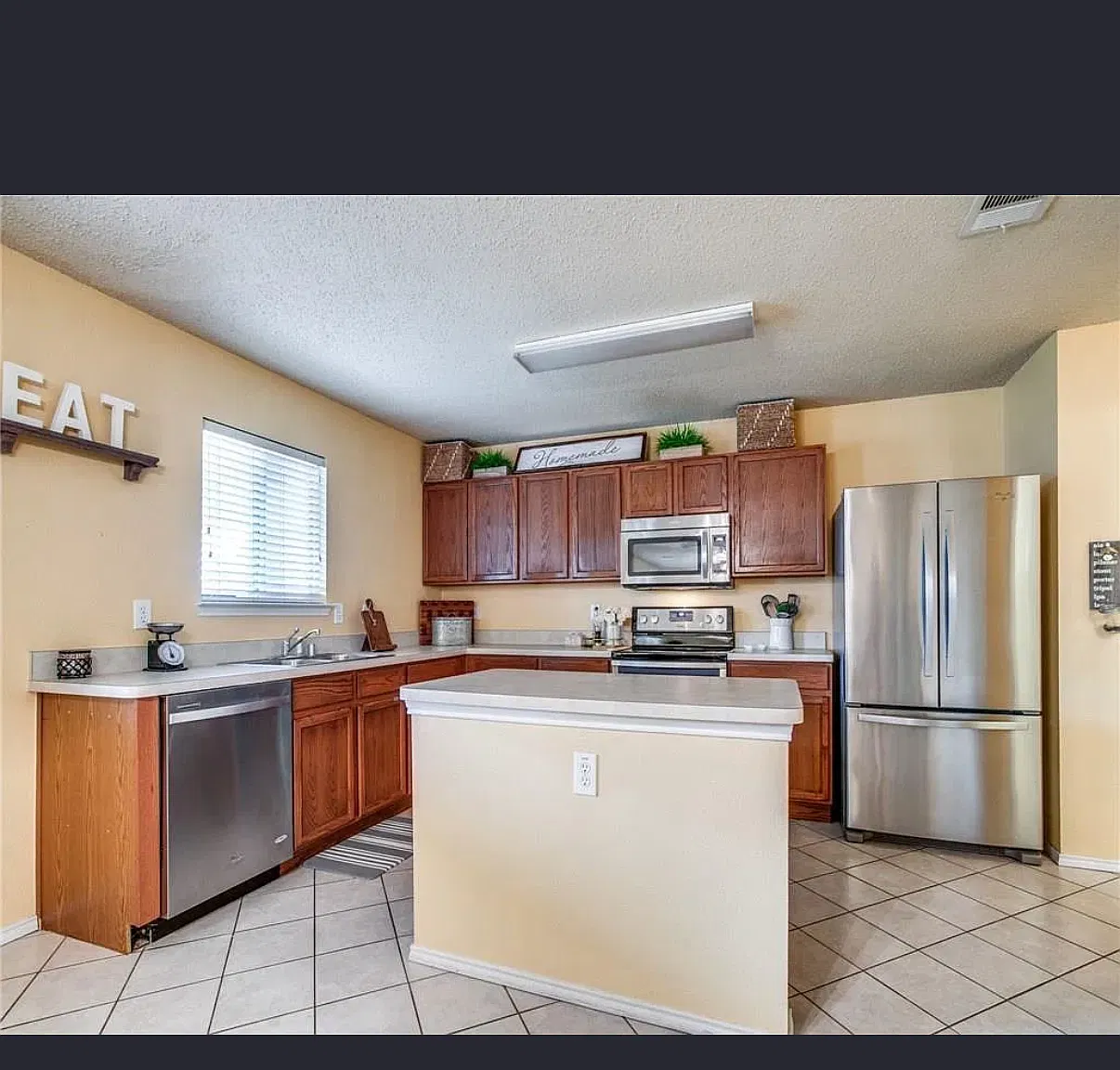 4 bed, 2517 sqft, $2,300 — Photo 3