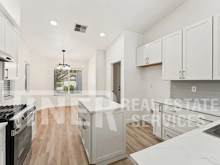1742 Poppy Dr — Photo 3