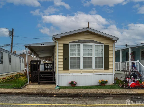 42 Helen Ave, Avenel, NJ 07001