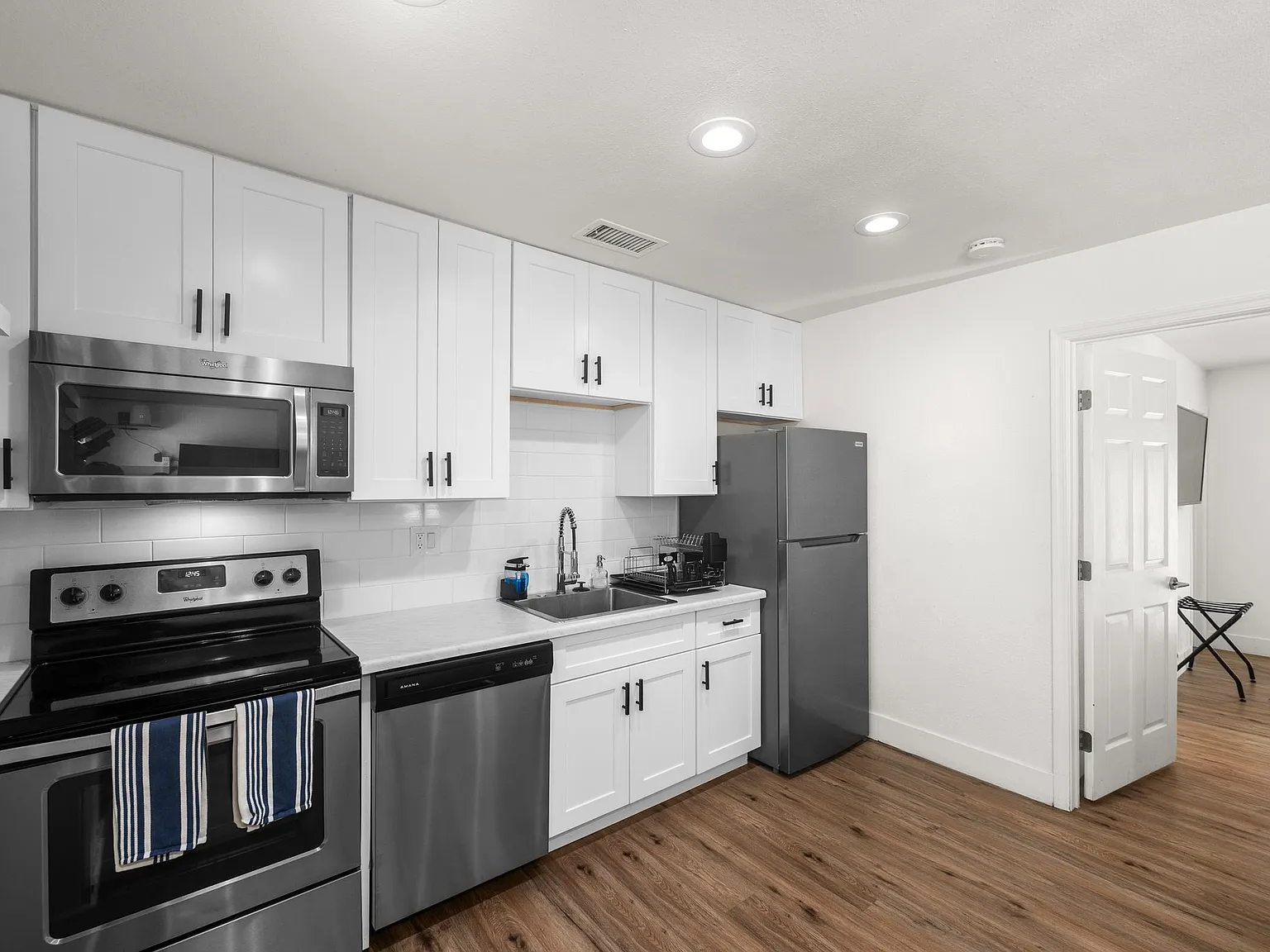 Furnished 1BR | In-Unit Laundry |All Utils Incl | DT PHX | Ideal for Travel Nurses & Relocators - #4 — Photo 3