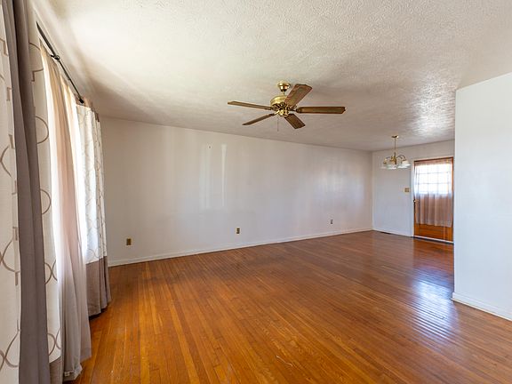 4th image of 1127 Oakwood Dr