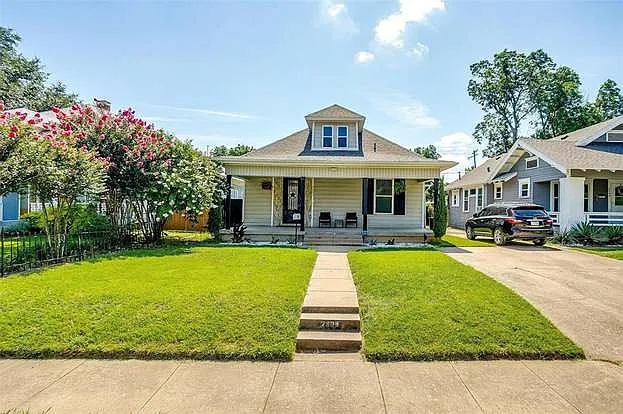 2905 S Jennings Ave — Photo 2