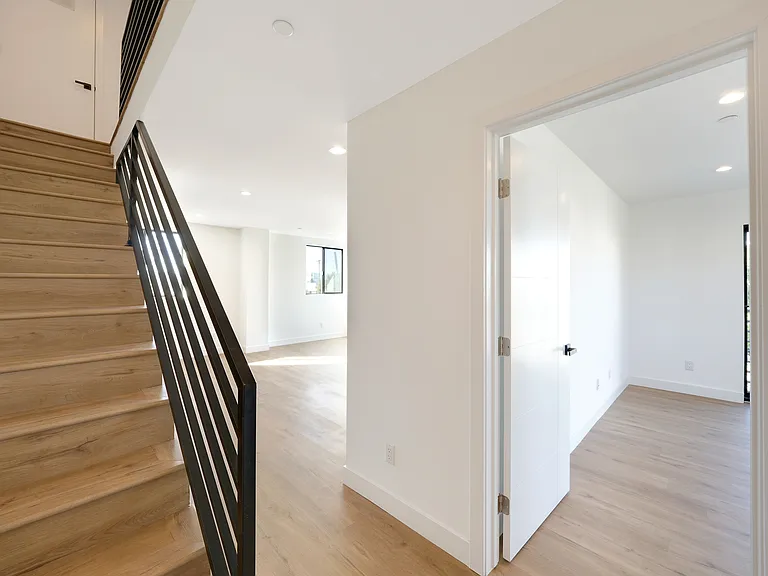 1858 S Redondo Blvd #5/6 — Photo 21