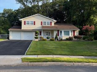 22 Tuscorora Cir, Old Bridge, NJ 08857