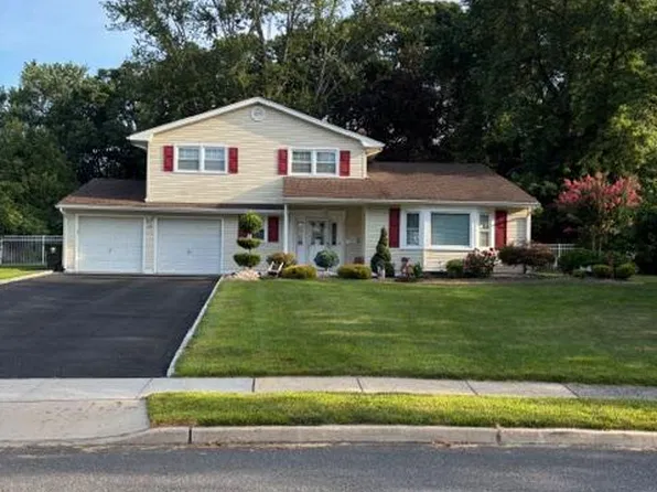 22 Tuscorora Cir, Old Bridge, NJ 08857