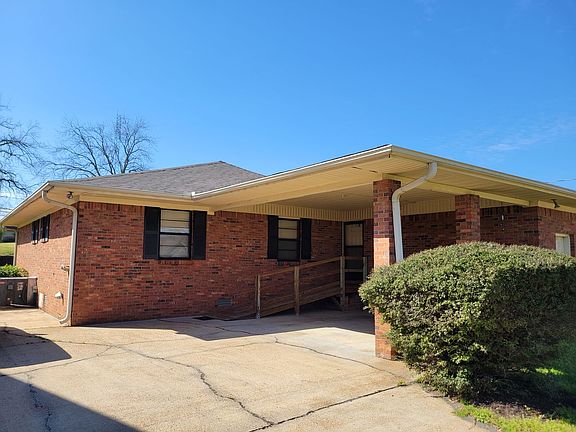 2nd image of 912 N Main St