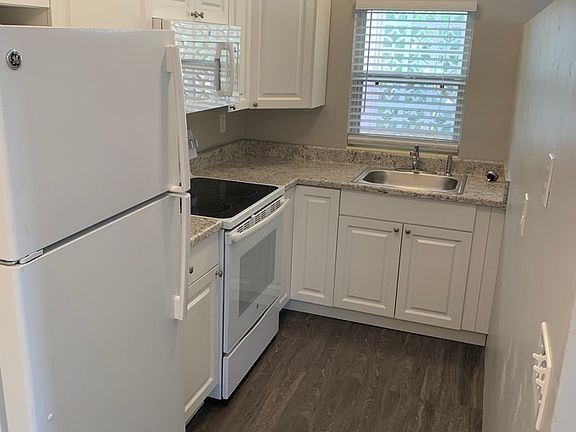 3rd image of 1101 Bay St NE APT 8