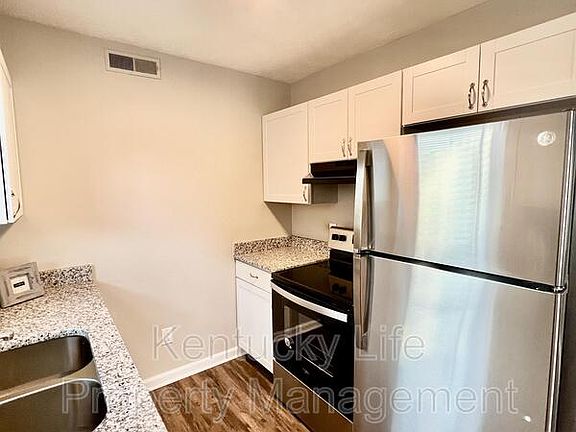 5th image of 3793 Camelot Dr Unit B