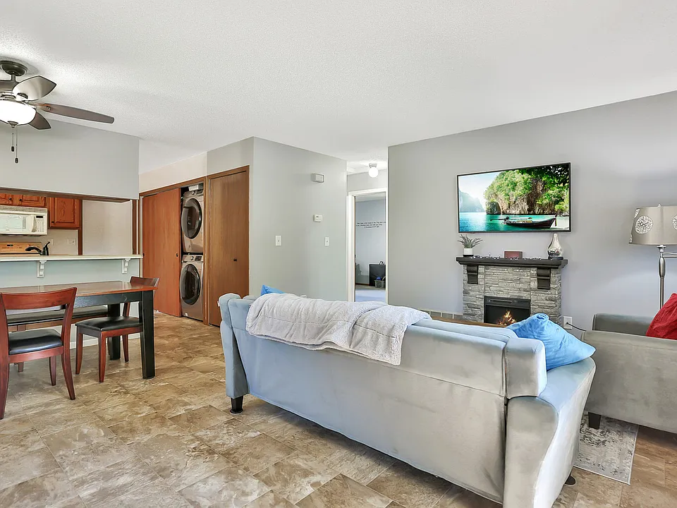 1271 Greenbriar Ct