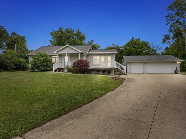 5221 Old Ely Rd SW, Cedar Rapids, IA 52404