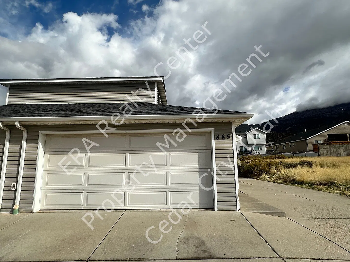Move-in Discount!! 7 bedroom, 3 bathroom twin home — Photo 1
