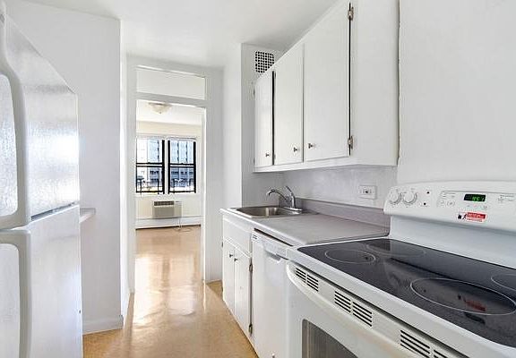 5th image of 9730 57th Ave #9E