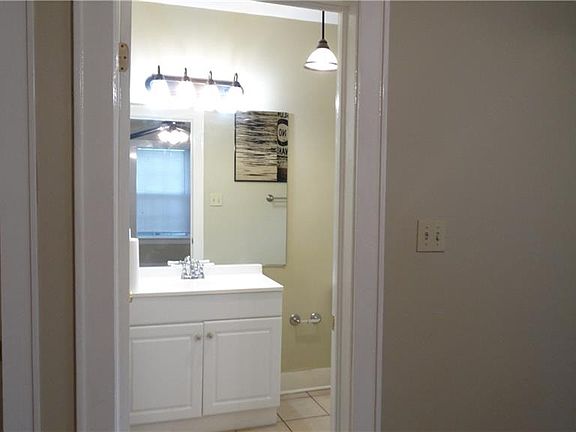 4th image of 910 W Houston St