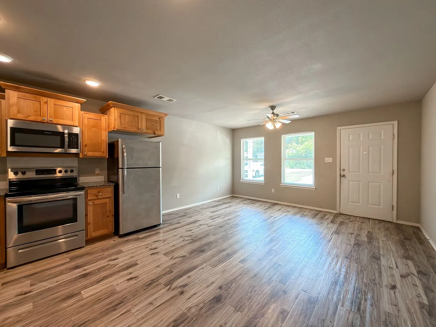 * Half-Off First Month's Rent * Spacious, Fully Electric Duplex - 2 Bedroom, 2 Bathroom — Photo 3